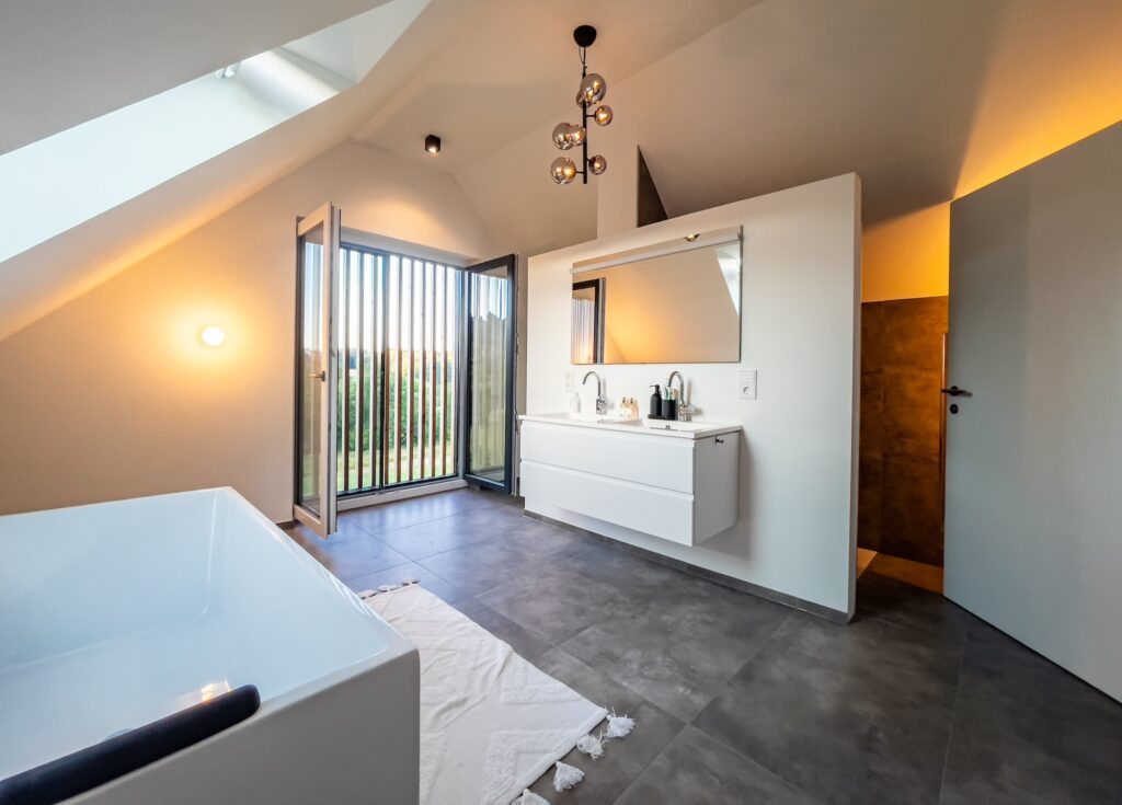 Freistehende Gipskartonwand im Bad